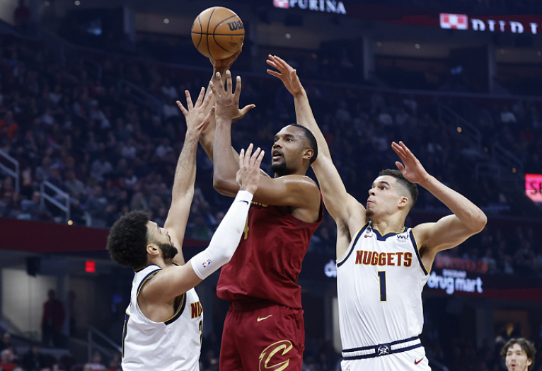  约基奇准三双统治内线，掘金轻取马刺巩固排名